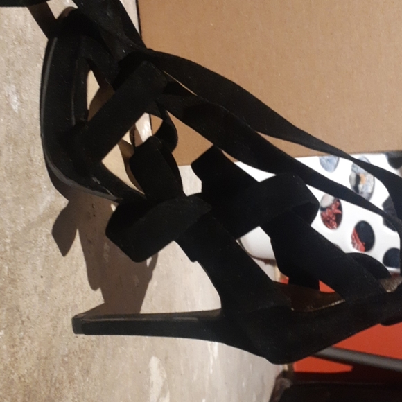 Black heels - Picture 3 of 4